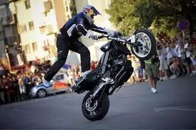 一男子开摩托车放开双手“炫技”危害交通安全？保靖公安抓你没商量图片