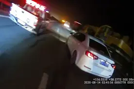 孕妇临产又遇高速堵车 警车开道15分钟送她就医图片