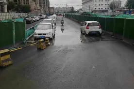 西安新修的阿房路为啥这么低？目前已开通的部分路段一下雨就积水图片