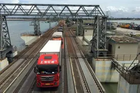 琼州海峡全线复航！海南铁路轮渡北港积极抢运滞留旅客及车辆图片