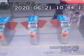 妈妈带娃乘地铁被闸机夹到，警方提醒带娃坐地铁要注意图片