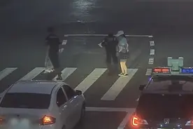 受伤女子过马路 特警小哥送上暖心公主抱图片