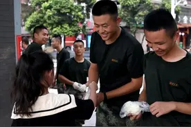 “我只有20元钱，只够买20个馒头”——四川泸州暖心小女孩为清淤武警送馒头图片