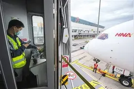 两分钟内完成1台廊桥与飞机舱门对接图片