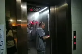 父女俩深夜被困电梯，紧急呼叫功能“失灵”，急得电话都摔了图片