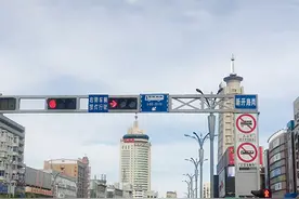 注意！这4处路口右转要看信号灯通行图片