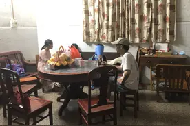 “牵狗女孩”再回应：没看到老人被狗绳绊倒，事后害怕做噩梦图片