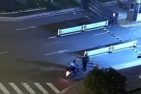 外卖小哥赶时间冲撞高校门口道闸 致保安重伤被判刑图片