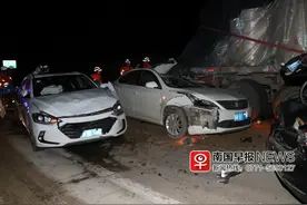 凌晨突发！广西高速路上小轿车追尾大货车致3死2伤，现场惨烈图片