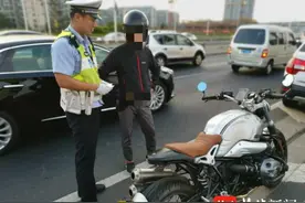 违规上高架看到交警，两名摩托骑手车流中穿梭试图闯卡图片