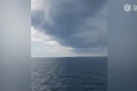 罕见！美国墨西哥湾现“六龙吸水”震撼奇观 巨大水柱直冲云霄图片