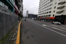 成都这处人行道仅40厘米宽 行人抱怨：像在走平衡木 当地街道办回应了图片