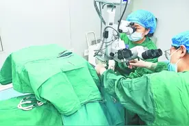 “斜视女孩”立志学医矫正术后终圆梦图片