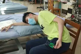 22岁小伙枕着胳膊睡，醒来后“手残”了图片