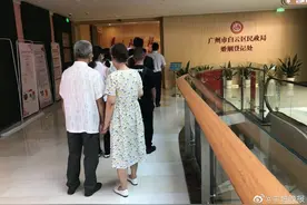 70岁大爷大妈七夕民政局领证，大爷夸老伴儿化妆后：“还和从前一样靓”图片