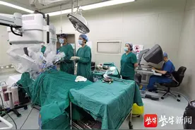 给外科医生一双更灵活的“手”！江苏省肿瘤医院四代达芬奇机器人手术突破百台图片