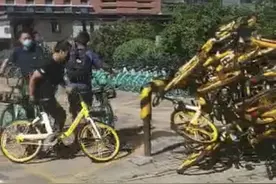 天津青桔员工扔摔美团单车，警方：系因停放问题口角，正调解图片