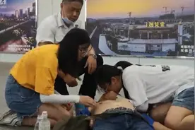 两医学生跪地救人，四川教育厅拟授予优秀大学毕业生称号视频封面