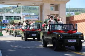 武警第一机动总队某支队为30对新人举行集体婚礼图片