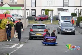 重温童年欢乐！一对夫妇驾驶改装碰碰车上路图片