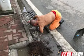 张家界：雨后环卫工人及时疏通堵塞下水道图片