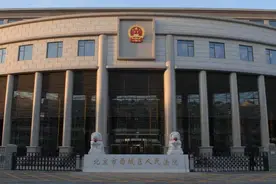 医院门前插队并拉车门撞击民警，男司机获刑半年图片