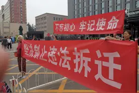 中铁建福利房拆迁战：拒绝搬迁遭降职 80岁老职工连日守楼门图片