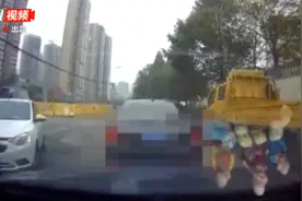 视频｜女子开车在街巷中疯狂超速追击前车，原因你想不到……图片