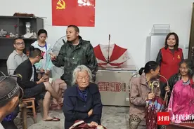 百年一遇洪水来袭 四川夹江一村书记带头抗灾自救，遗憾大伯病逝未能料理后事图片