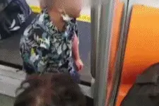 男子在地铁车厢抽烟被劝 把腿伸进站台缝隙耍赖：车子别想开图片