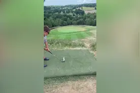 美国4岁小男孩打高尔夫一杆进洞 父亲被惊得目瞪口呆图片