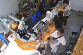 12岁女孩奶茶店内无故遭男子掌掴！警方通报来了…图片