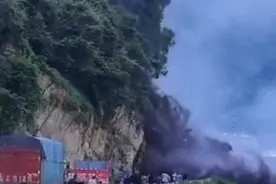 心真大！四川冕宁248国道发生山体垮塌，众人近距离围观拍照图片