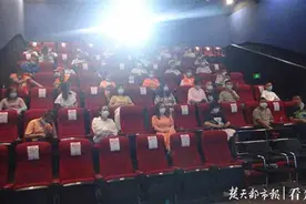 看完纪录电影《城市梦》，城管与摊贩“握手言欢”图片