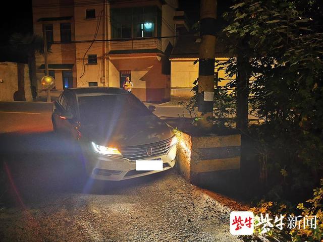 拐弯操作弧度过大，刚买的车撞了限宽石墩
