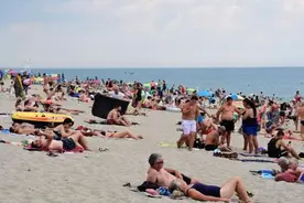 警察要两名裸胸女子穿衣，法国人怒了，惊动内政部长图片