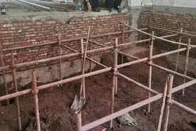 调查丨银川一别墅区一楼住户，挖开客厅建地下室图片