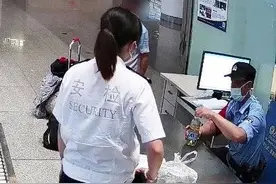 七旬男子欲带散装汽油坐火车 拘图片