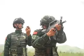 武警高原反恐训练 快反射击3.7秒十发全中图片