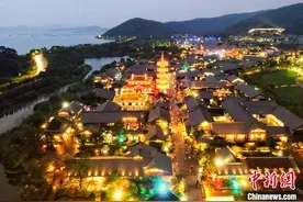 航拍无锡灵山小镇拈花湾“华灯初上”图片