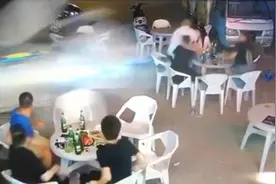 警方通报小车冲过夜市撞飞食客：司机无证醉驾，4人受伤视频封面