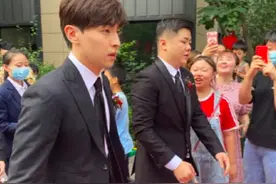 邓伦第四次当伴郎刷屏朋友圈 网友：我能嫁邓伦发小吗？图片