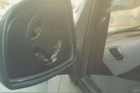 一夜之间多辆汽车后视镜被砸，什么情况？图片