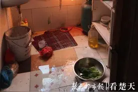 惊险！煤气罐喷出半米高火舌，90后“抱火哥”拎着它一路狂奔图片