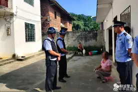 疯狂的前夫！柳州男子带着一壶汽油跑到前妻家，浇在自己身上扬言要自焚图片