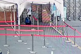 "迟到啦，学校都锁门了"！全家记错开学日期 小学生走失街头哭了图片