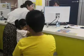 山东 一小学生用可擦笔写作业 塑封时字迹全部消失，爸爸已拿去冰箱冷冻了……图片