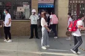 上海中小学正式开学，家长直呼“解放了”视频封面