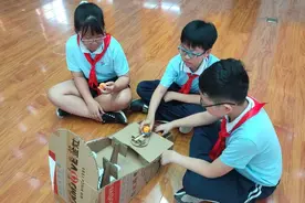 废纸盒变身“自动投篮机“济南堤口路小学的别样“开学第一课”图片