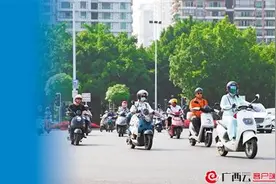 南宁市电动自行车管理条例实施首日，交警一小时查处不戴头盔行为448起……图片